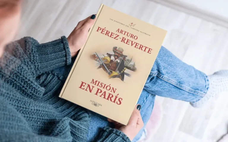 Portada de Misión en París — novela histórica de Arturo Pérez-Reverte, capitán Alatriste en misión diplomática y de intriga.