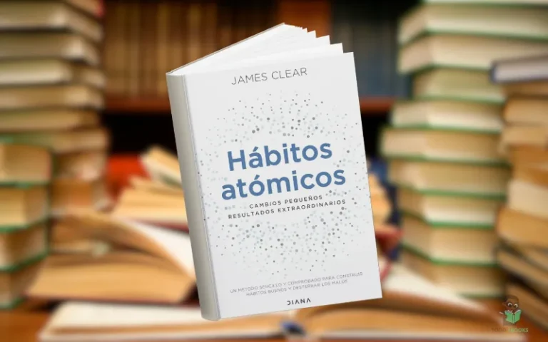 Portada del libro Hábitos Atómicos sobre una mesa, con luz natural y un cuaderno al lado